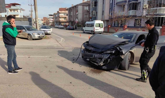 Bursa'da otomobiller çarpıştı: 1 yaralı