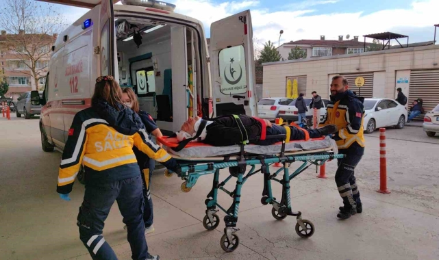 Bursa'da tırla çarpışan otomobil şarampole uçtu, 2 kişi yaralandı