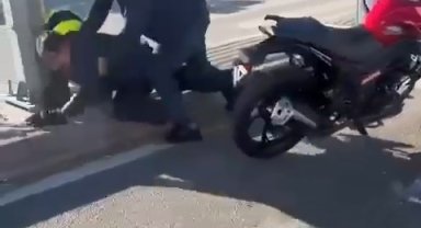 Bursa'da yol kavgası kamerada...Motosiklet sürücüsünü kaskıyla dövdü