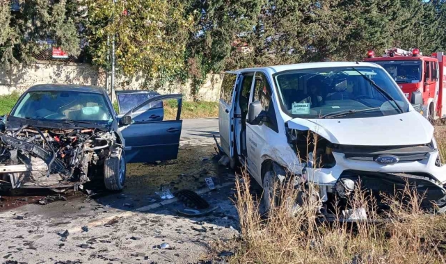 Büyükçekmece'de ters yönden hızla caddeye çıkan sürücü kazaya neden oldu: 2 yaralı