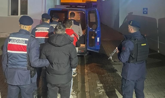 Çaldıkları kredi kartıyla alışveriş yapınca yakalandılar