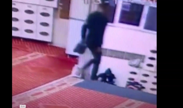Camideki ayakkabı hırsızlığı güvenlik kamerasına yansıdı