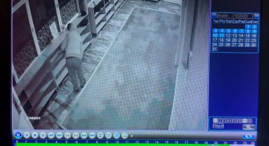 Camiden ayakkabı hırsızlığı kamerada