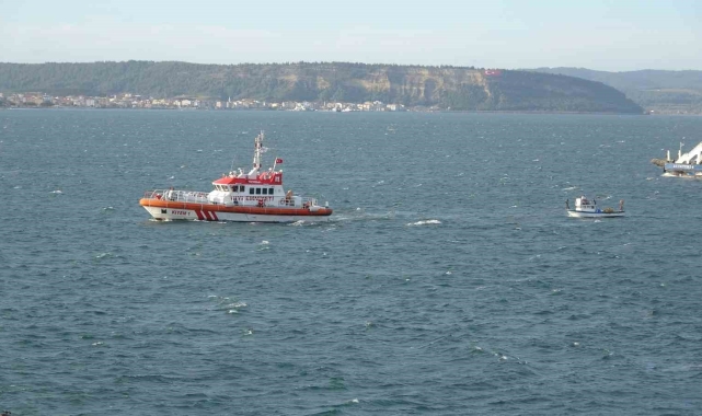 Çanakkale Boğazı'nda sürüklenen balıkçı teknesi, barınağa yanaştırıldı