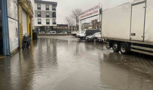 Çanakkale'de dere taştı, otomobil suya gömüldü