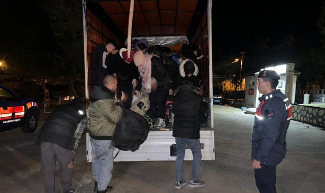 Çanakkale'de kamyonet içerisinde 41 kaçak göçmen yakalandı