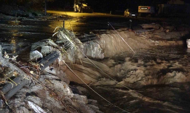 Çanakkale'de Kepez Deresi taştı, sahil yolu trafiğe kapatıldı