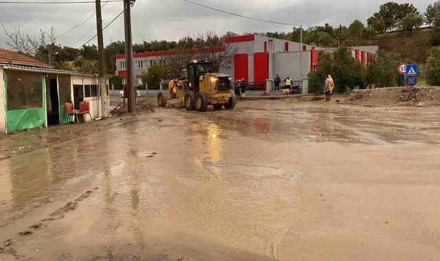 Çanakkale'de sağanak yağış nedeniyle Kalabaklı köy yolu trafiğe kapatıldı