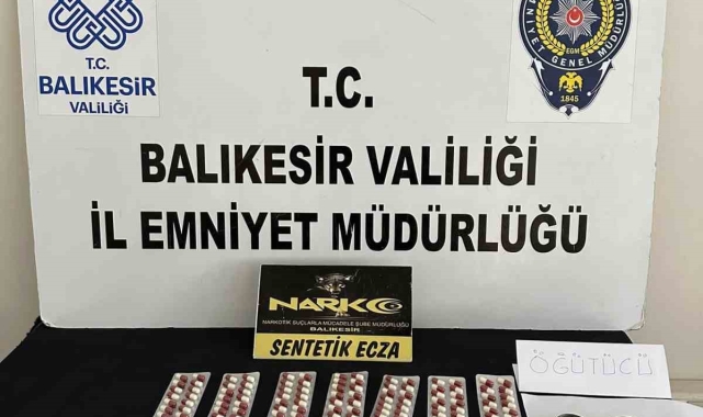 Çantasından 250'den fazla hap çıktı