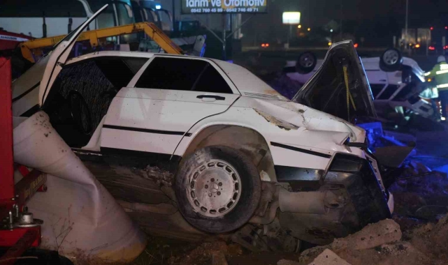 Çarpışan iki otomobil takla attı, yoldan geçen yaya ile 4 yolcu yaralandı