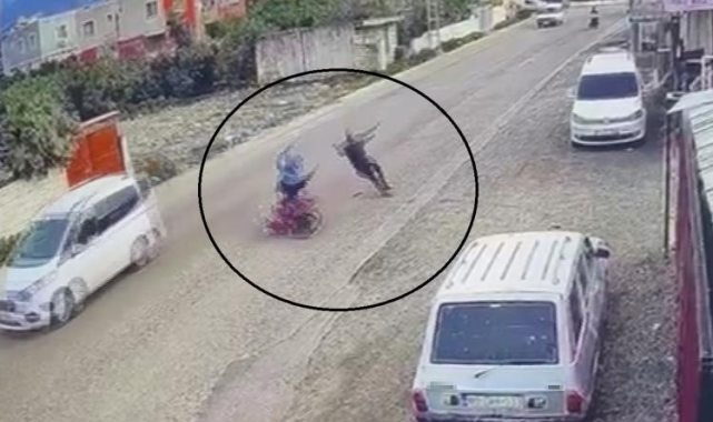 Çarpışmanın etkisiyle motosiklet sürücüsü ve yaya havaya uçtu