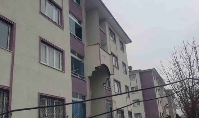 Çatıdan akan suyu kesmek isteyen şahıs, düşerek hayatını kaybetti