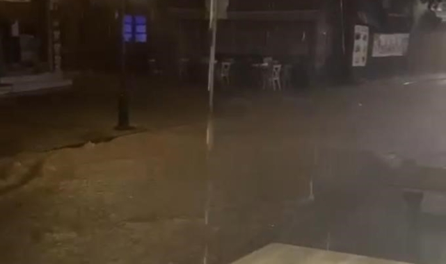 Çeşme'de şiddetli yağış etkisini gösterdi