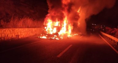 Çimento kağıdı yüklü tır küle döndü