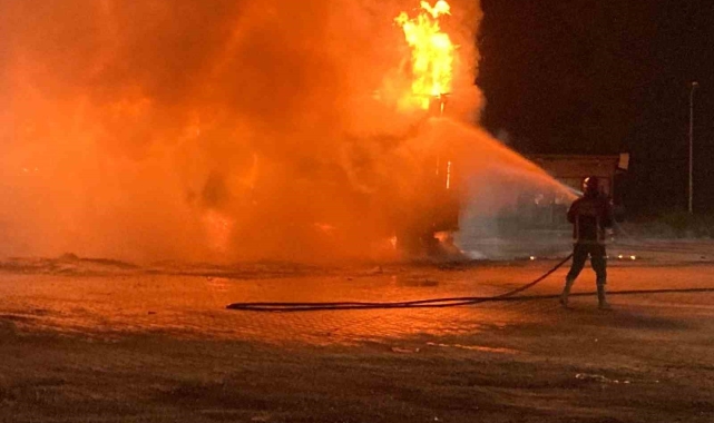 Çocuk bezi taşıyan tırın dorsesi alev topuna döndü