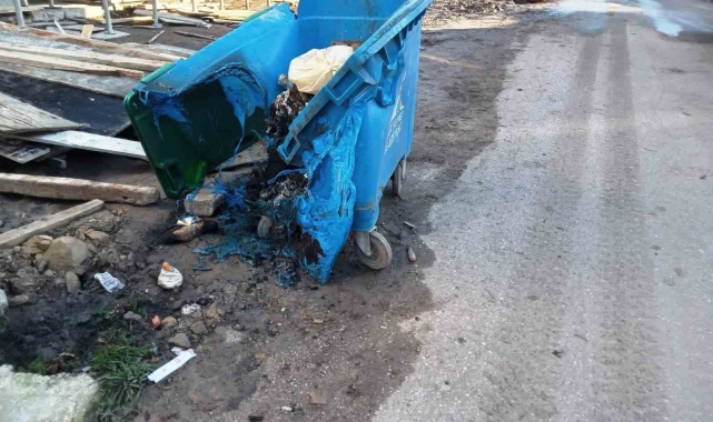 Çöp konteynerlerini yaktılar
