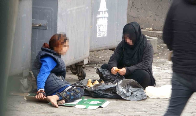 Çöpten yemek yeme numarası yapan dilenciler yakayı ele verdi