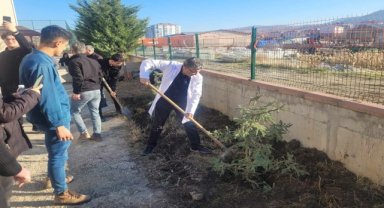 Çorum'da öğrenciler 12 şehit için 12 fidan dikti