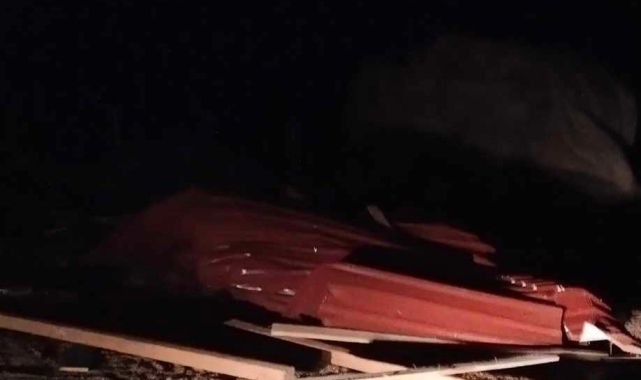 Çorum'da fırtına çatıları uçurdu