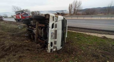 D-100'de kontrolden çıkan kamyonet devrildi