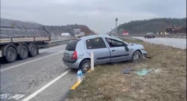 D100 karayolunda bariyerlere çarpan otomobildeki 2 kişi yaralandı