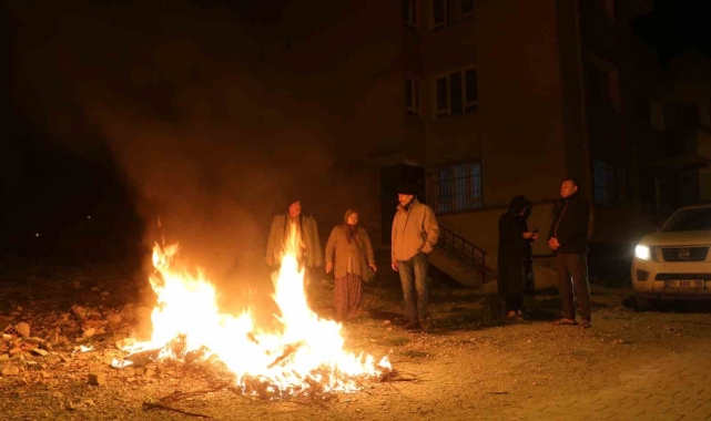 Deprem korkusuyla kendini sokağa atan vatandaşlar ateş yakarak ısındı