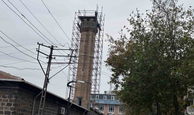Depremde zarar gören Ulu Camii minaresi onarılmaya başlandı