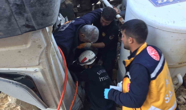 Devrilen beton mikserinde sıkışan sürücüyü itfaiye kurtardı