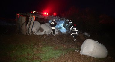 Devrilen kamyon ekipleri harekete geçirdi, sürücü bulunamadı