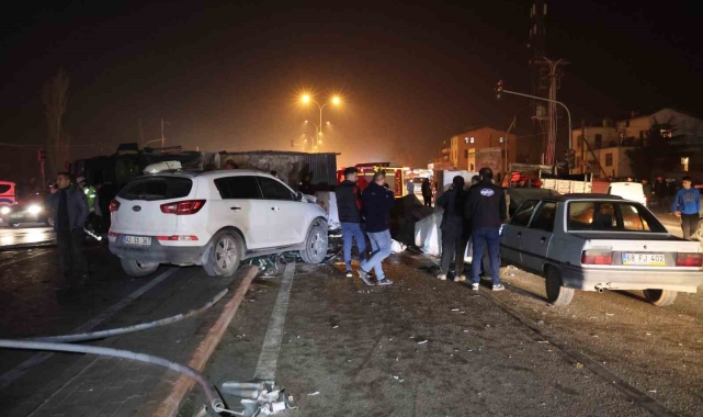 Devrilen tırdan savrulan mermerler araçlara çarptı: 5 yaralı