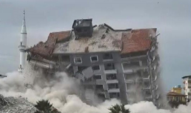 Dinamitle patlatılan 10 katlı bina, kağıt gibi yerle bir oldu