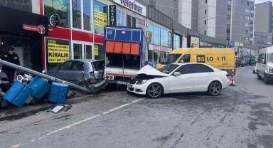 Direksiyon hakimiyetini kaybeden sürücü ortalığı birbirine kattı