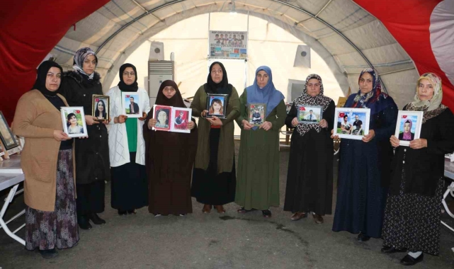 Diyarbakır anneleri HDP önünde çocuklarını bekliyor