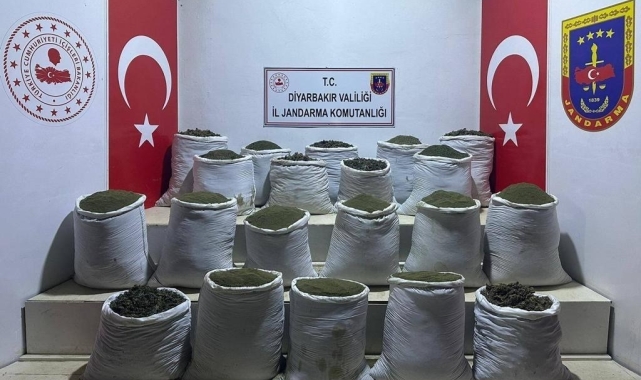 Diyarbakır'da 1 ton 148 kilogram esrar ve 606 kök kenevir bitkisi ele geçirildi