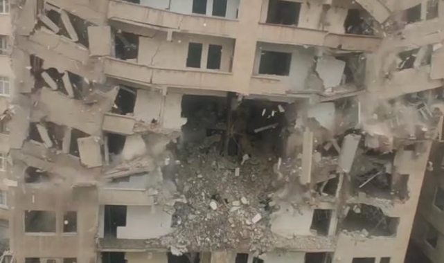Diyarbakır'da ağır hasarlı bina korna eşliğinde çöktü