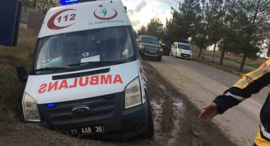 Diyarbakır'da hastaneden ilçeye dönen ambulans kaza yaptı: 1 yaralı