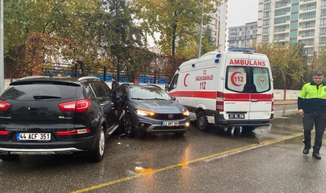 Diyarbakır'da kavşağa kontrolsüz giren iki otomobil çarpıştı: 1 yaralı