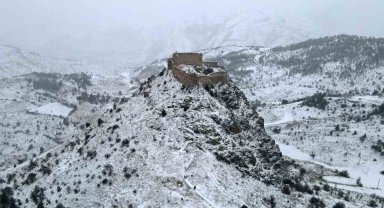 Doğu Karadeniz'in en görkemli kalesine kar altında doğa yürüyüşü