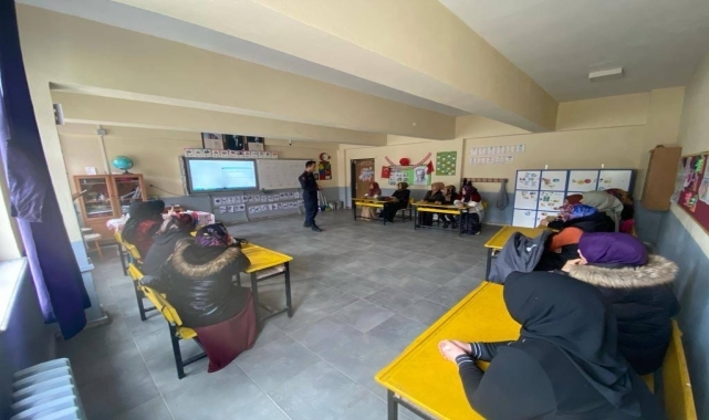 Düzce'de fabrika ve okullarda "En İyi Narkotik Polisi Anne" projesi anlatıldı