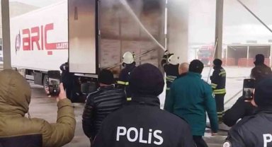Edirne'de bebek maması yüklü tırda çıkan yangın söndürüldü
