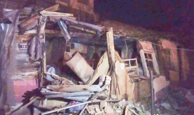 Edirne'de kerpiç ev çöktü, yaşlı kadın son anda kurtuldu