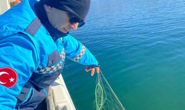 Eğirdir Gölü'nde kaçak avcılıkta kullanılan 800 metre uzatma ağı ele geçirildi