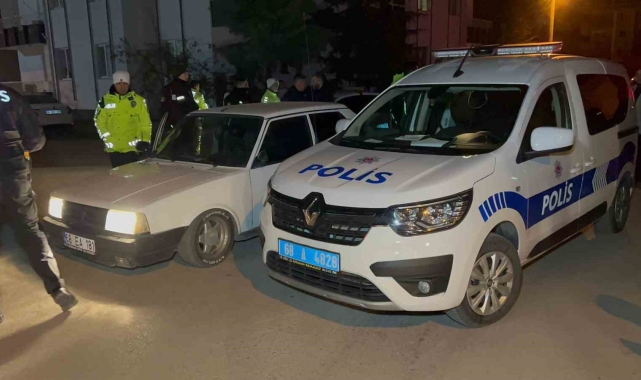 Ehliyetsiz, alkollü ve öfkeli iki arkadaş emniyeti alarma geçirdi, kovalamaca anı kamerada