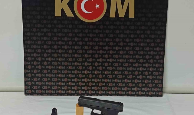 Ekiplerin durduğu araçtan ruhsatsız silah çıktı