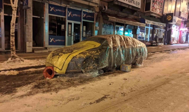 Eksi 9 derecede araçlar soğuktan battaniye ile korunuyor