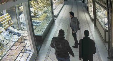 Elazığ'da 4.2 büyüklüğünde deprem anı güvenlik kamerasında