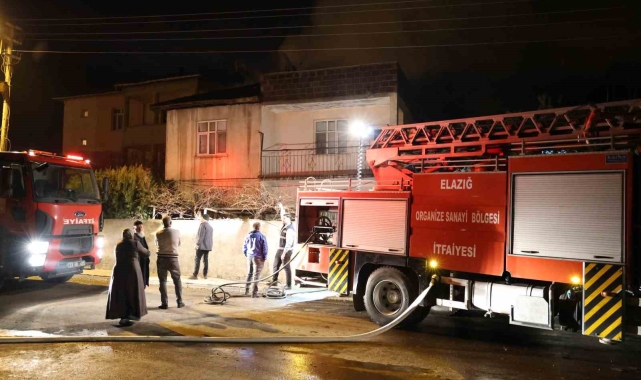 Elazığ'da çatı yangını