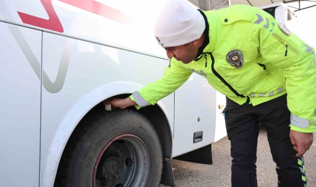 Elazığ'da kış lastiği denetimleri sürüyor