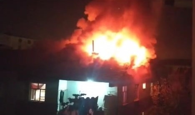 Elazığ'da korkutan çatı yangını