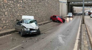 Elazığ'da otomobiller kafa kafaya çarpıştı: 4 yaralı